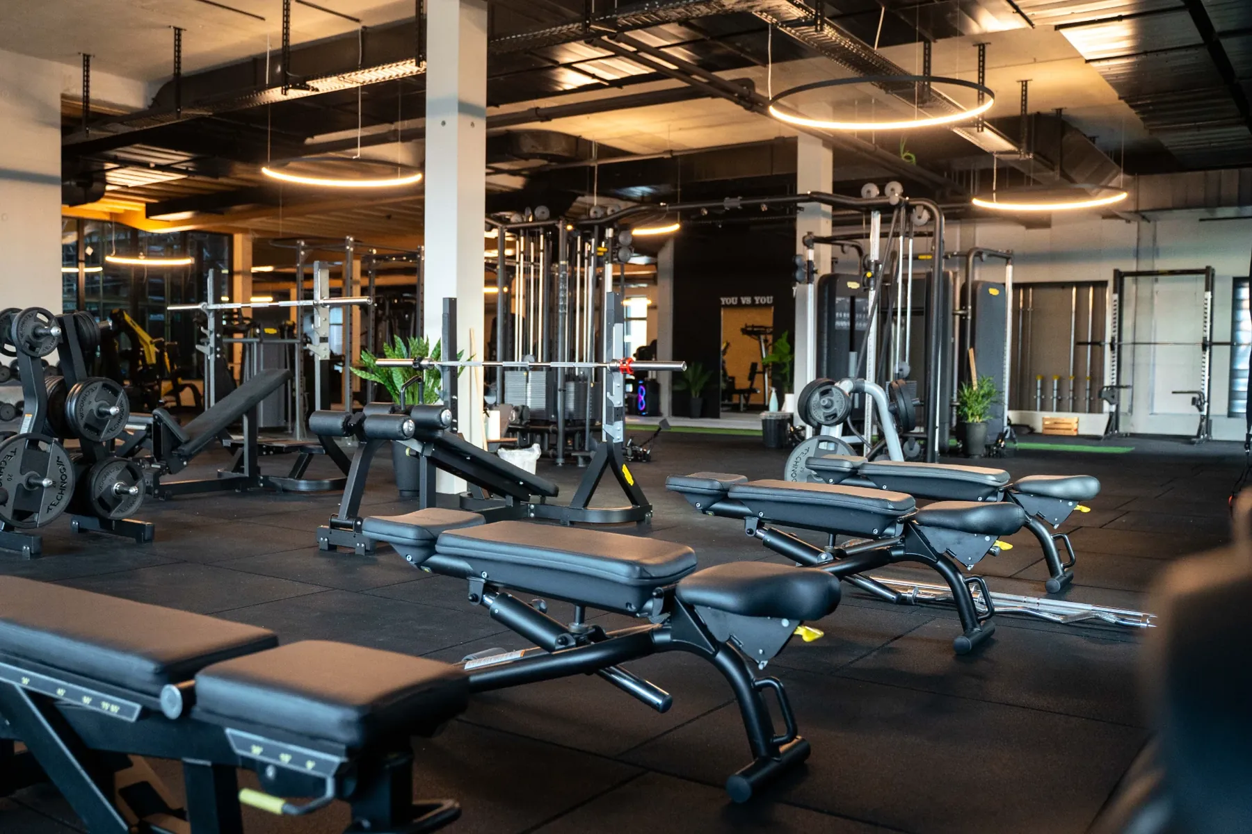 La salle Five.Club à Delémont, machines Technogym face au Jura