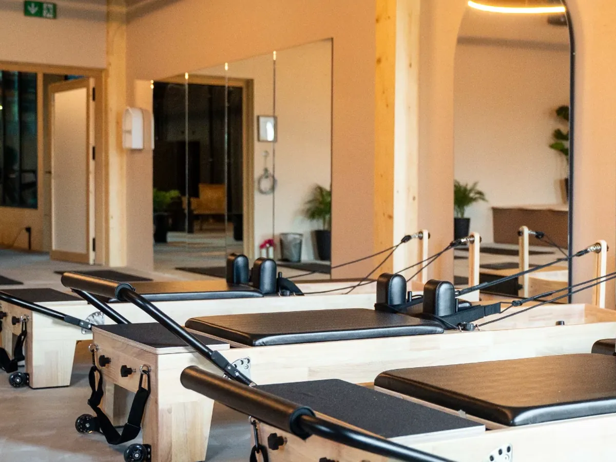 Arches et miroirs du studio Serena, espace Pilates Reformer à Delémont